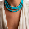 Collier ras du cou turquoise multi-rangs avec pierres naturelles porté sur modèle