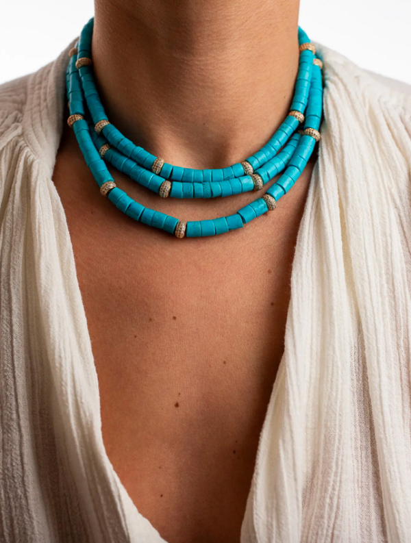 Collier ras du cou turquoise multi-rangs avec pierres naturelles porté sur modèle